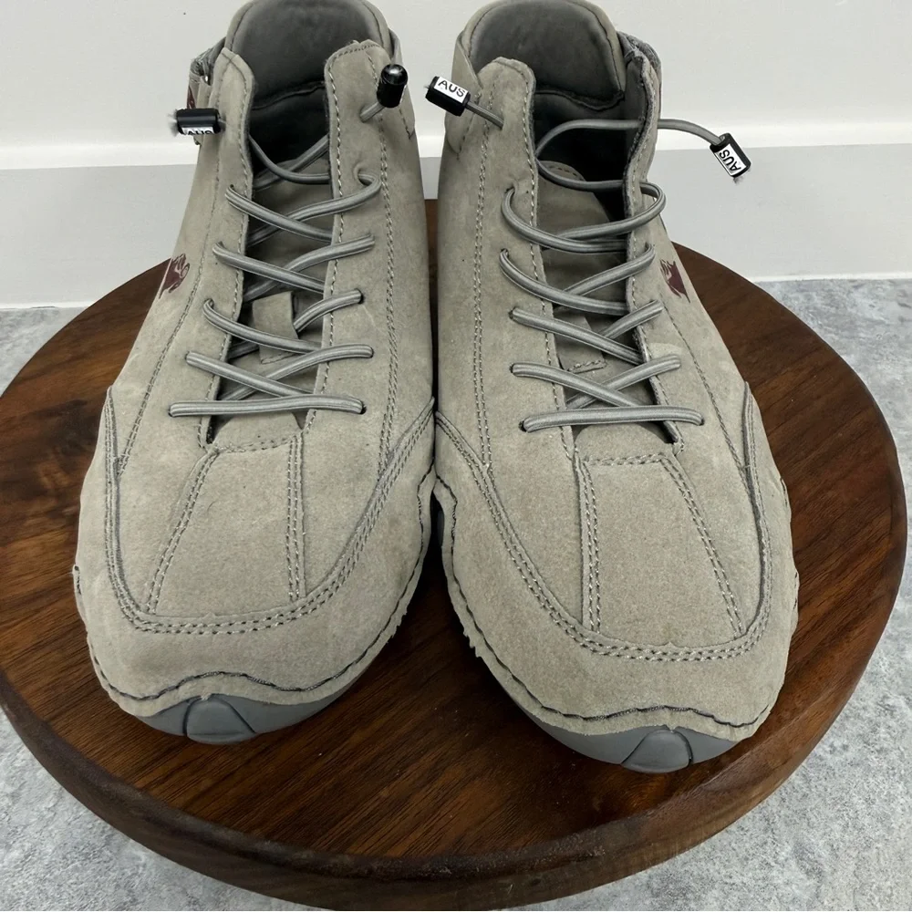 LDECK suede‎ leather high-top casual or hiking shoes in a taupe/grey color. Sz39